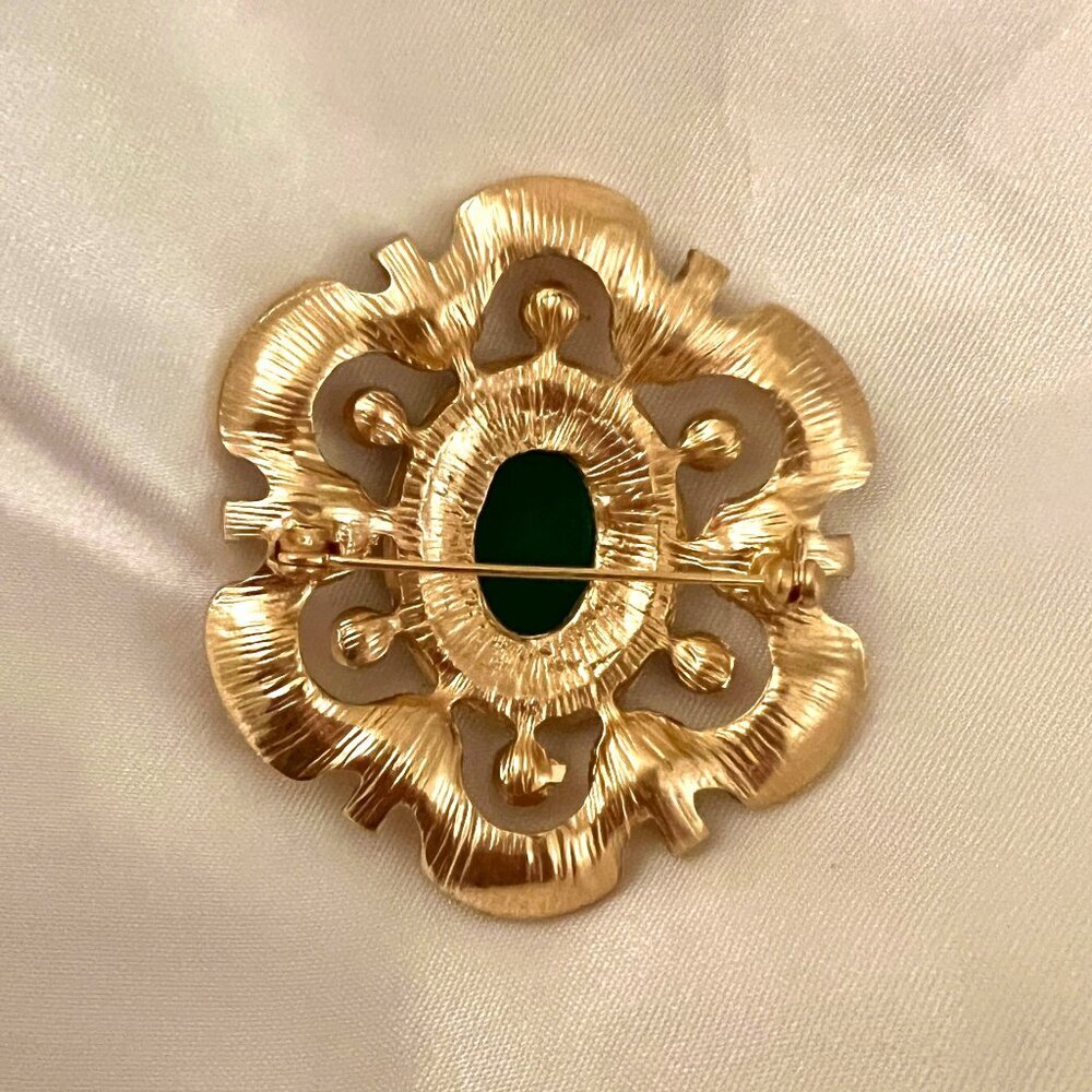 🧷Vintage Baroque-Style Brooch on Gold-Tone Metal - Pearl, Gold, Stones, Jade - Picture 2 of 5